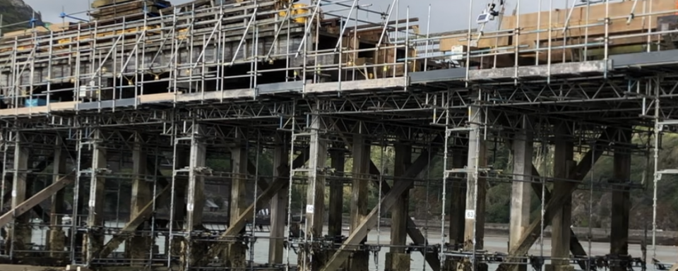 Extensive scaffold with lifting platforms between spans