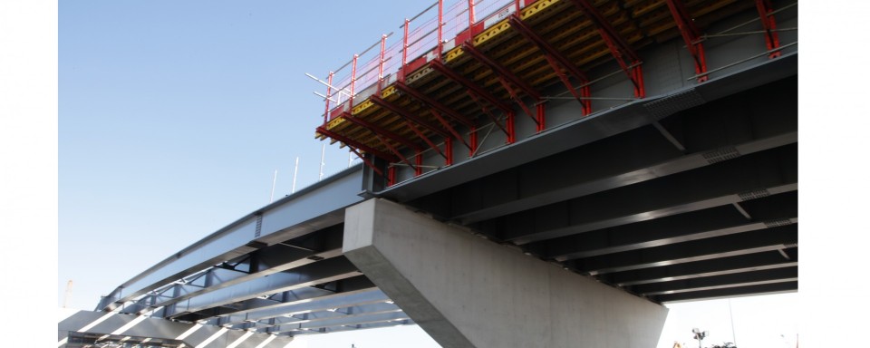 Main girders resting on concrete narrow base pier