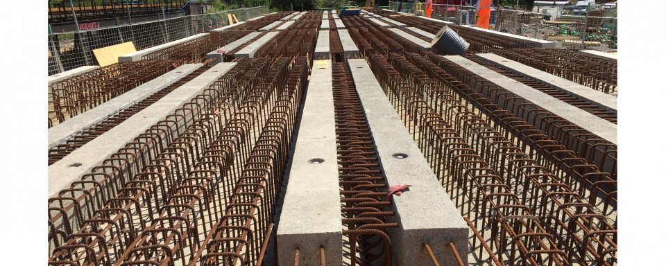 Assembly of the deck reinforcement and beams for concrete pouring