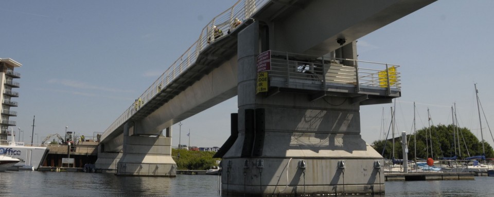 Inspection gantry at the recieving end of the lifting leaf