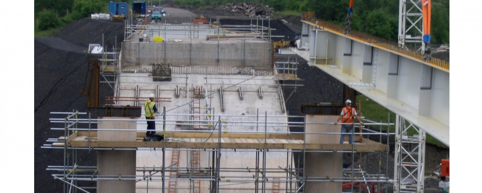 Lifting the first girder in 