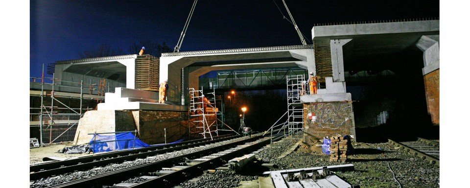 Old Abingdon Road Bridge, Oxford lowering the precast portal into place