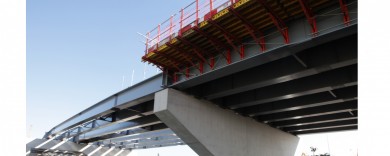 Main girders resting on concrete narrow base pier