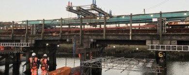 3 beams jacked up on the temporary girders supporting the deck above the pier 